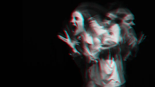 흰색 셔츠를 입고 흐릿하게 보이는 유령 소녀의 무서운 초상화. 3D 오작동 가상현실 효과를 가진 흑백 사진 — 스톡 사진