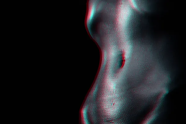 Sexy vientre mojado de una chica con gotas de agua en su piel. Hermosa cintura femenina — Foto de Stock
