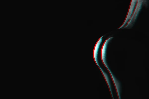 Mooi silhouet van een vrouw billen op een donkere achtergrond met een kopieerruimte. Zwart-wit met 3D glitch virtual reality effect — Stockfoto