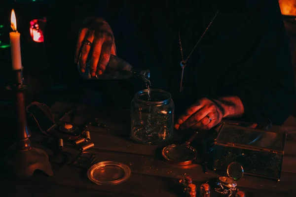 연금술사 마법사는 실험실에서 물약을 가지고 실험을 한다 — 스톡 사진
