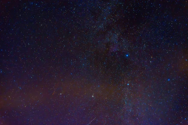 Droga Mleczna na gwiaździstym niebie z mgławicami i galaktykami. Tło z gwiazdami i przestrzenią — Zdjęcie stockowe
