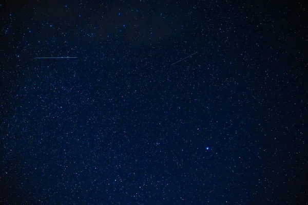 Éjszakai csillagos ég csillagokkal, csillagképekkel, csillagködökkel és galaxisokkal éjszaka. Absztrakt kék háttér — Stock Fotó