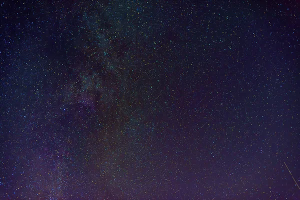 Cielo estrellado multicolor con muchas estrellas y vía láctea por la noche. Astrofotografía científica del cosmos con galaxias, nebulosas —  Fotos de Stock