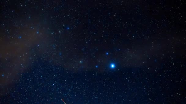 Sterrenhemel met stralende sterrenbeelden en vallende sterren 's nachts. Timelapse sterrenhemel met wolken, nevels en sterrenstelsels — Stockvideo