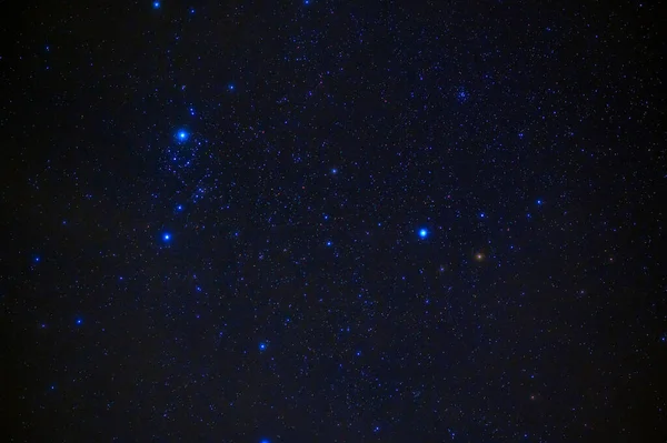 Csillagok az éjszakai csillagos ég hátterében, tejszerű módon. Kék háttér galaxisokkal, csillagködökkel és az univerzummal — Stock Fotó