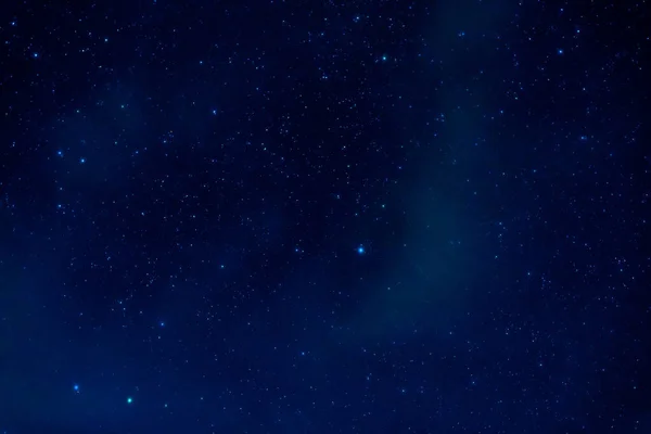 Sternenhimmel mit vielen Sternen und der Milchstraße. Astrofotografie des Kosmos mit Galaxien — Stockfoto