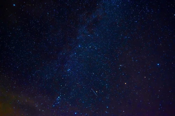 Astrofotografía del cielo estrellado azul oscuro con muchas estrellas, nebulosas y galaxias — Foto de Stock