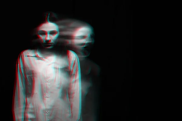 Zamazany przerażający portret czarownicy w białej koszuli. Czerń i biel z efektem wirtualnej rzeczywistości 3D — Zdjęcie stockowe