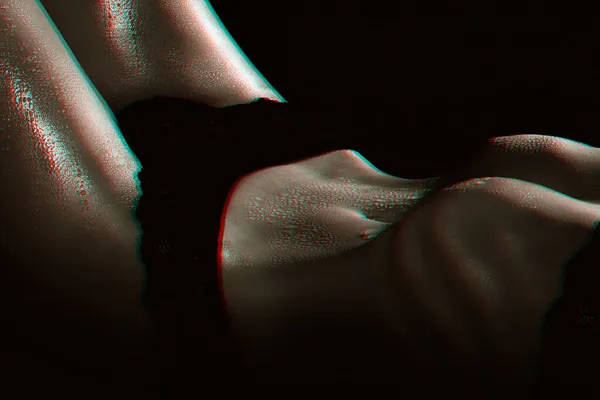 Сексуальное тело девушки с тонким животом с капельками пота и воды на коже крупным планом. Фигура красивой женщины — стоковое фото