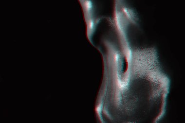 Cildine su damlası damlayan bir kızın seksi göbeği. Güzel kadın beli.