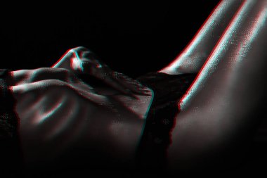 Seksi vücutlu bir kız erotik bir şekilde kendine dokunuyor. Islak damlalarda güzel kadın figürü