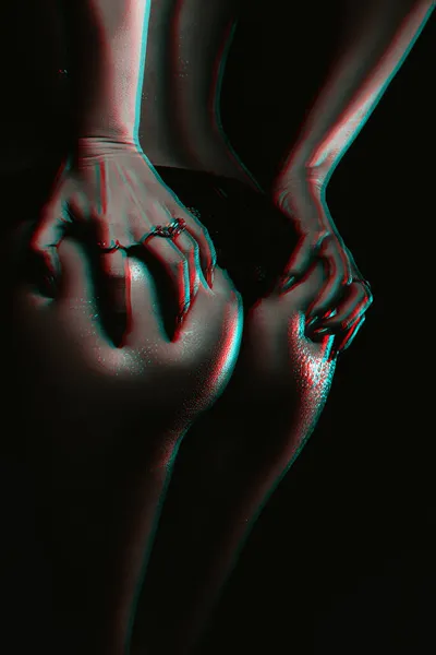 Grandes nádegas sensuais de menina com figura fina com luz de néon. Corpo de mulheres em gotas de água e suor — Fotografia de Stock
