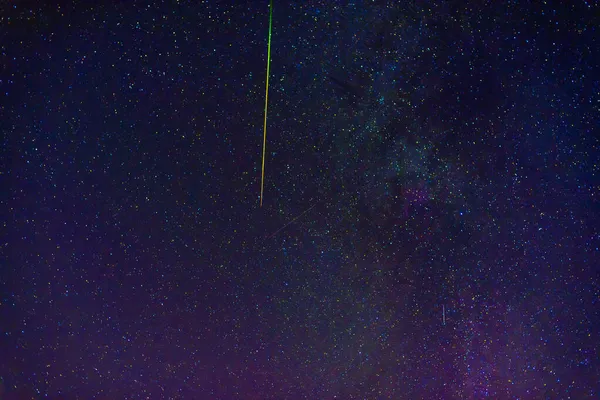Sternschnuppen-Meteorit-Komet vor blauem Sternenhimmel mit Galaxien und Nebeln — Stockfoto