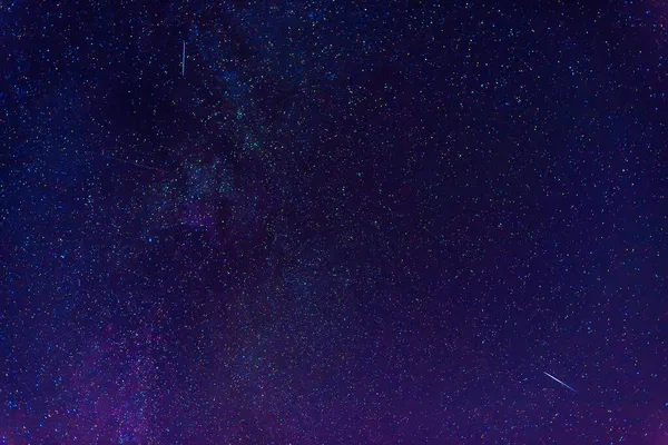 Estrellas en el fondo del cielo estrellado de noche por la noche. Astrofotografía del cosmos, galaxias, constelaciones con estrellas y nebulosas —  Fotos de Stock