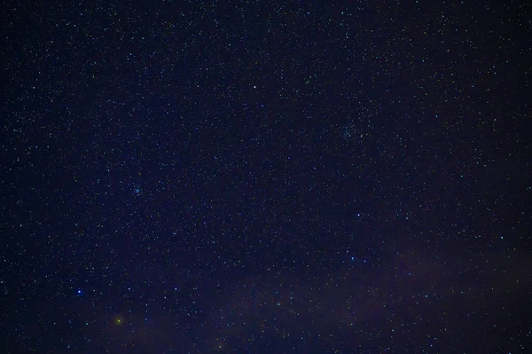 Stjärnor på bakgrunden av natt stjärnhimmel på natten. Astrofotografi över kosmos, galaxer, stjärnbilder och nebulosor — Stockfoto