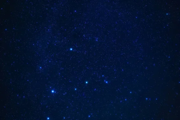 蓝色星空背景下的猎户座。夜间恒星、星系和星云的天体摄影 — 图库照片