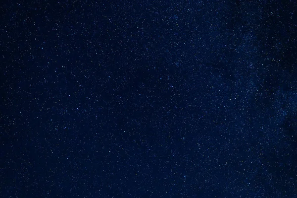 Estrellas en el fondo del cielo estrellado de noche por la noche. Astrofotografía del cosmos, galaxias, constelaciones con estrellas y nebulosas —  Fotos de Stock