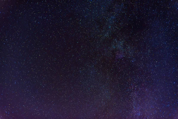 Céu estrelado multicolorido com muitas estrelas e forma leitosa à noite. Astrofotografia científica de cosmos com galáxias, nebulosas e constelações — Fotografia de Stock