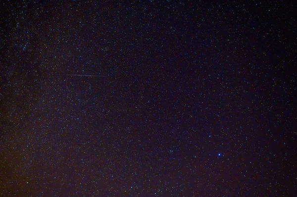 Estrelas no fundo da noite céu estrelado à noite. Astrofotografia do cosmos, galáxias, constelações com estrelas e nebulosas — Fotografia de Stock