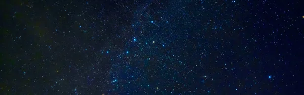 Panorama du ciel étoilé la nuit sur fond bleu foncé avec de nombreuses étoiles et galaxies — Photo