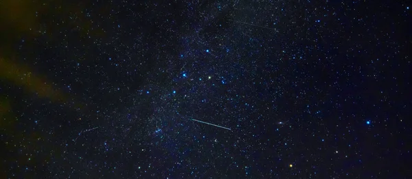 Sternenhimmel bei Nacht mit einer Sternschnuppe vor dem Hintergrund vieler Galaxien und Universen — Stockfoto