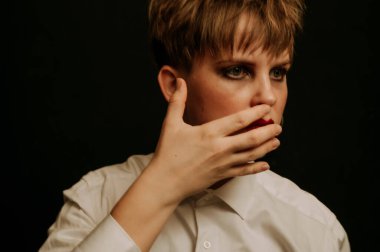 Kadın şizofreni ve akli dengesi bozuk bir psikopat. Psikoz ve panik atakları olan bir kızın soyut bulanık portresi