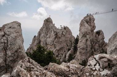 Ai-Petri dağlarındaki bir uçurumun üzerindeki asma köprü Kırım
