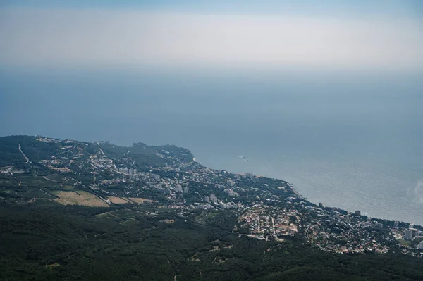 Вид на місто Ялта в Криму на узбережжі Чорного моря з вершини гори Ай-Петрі. — стокове фото