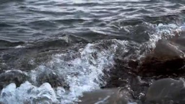 Dalgalar denizde dalgalar sahildeki kayalara vuruyor.