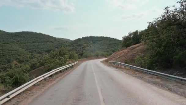 山間部のアスファルト道路の運転車からの眺め — ストック動画