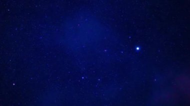 Yıldızlı gece gökyüzünün zamanı bulutlu parlayan yıldızlarla dolu.