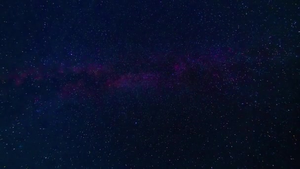 Krásný čas hvězdné noční modré oblohy s Mléčnou dráhou a spoustou padajících hvězd — Stock video