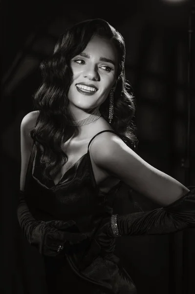 Porträt einer eleganten Frau im Vintage-Retro-Stil aus schwarz-weißen Hollywood-Filmen mit Make-up und Frisur. — Stockfoto