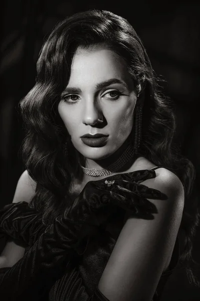 Portret kobiety w klasycznym stylu retro czarno-białych hollywoodzkich filmów. Dziewczyna w vintage wygląd z makijażem i fryzurą — Zdjęcie stockowe