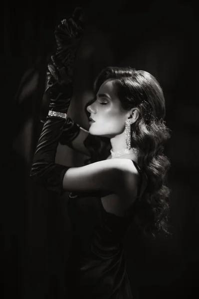 Portret kobiety w klasycznym stylu retro czarno-białych hollywoodzkich filmów. Dziewczyna w vintage wygląd z makijażem i fryzurą — Zdjęcie stockowe