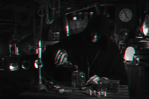 Człowiek w stroju alchemika w laboratorium ze słoikami przy świecach. Cosplay postaci z gry komputerowej z efektem 3D usterki wirtualnej rzeczywistości — Zdjęcie stockowe