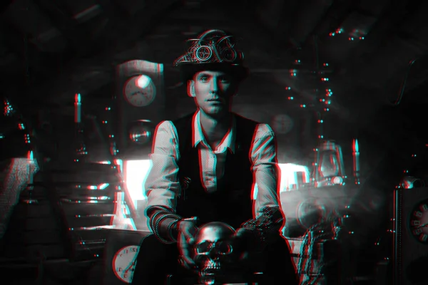 Steampunk tarzı şapkalı ve gözlüklü bilgisayar oyunu karakteri kostümlü bir adam. — Stok fotoğraf