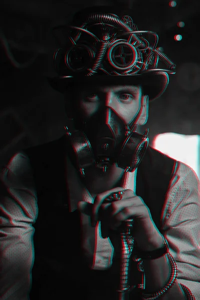Steampunk man i en hatt med cyberpunk glasögon och en gas mask cosplays en virtuell karaktär av ett dataspel — Stockfoto