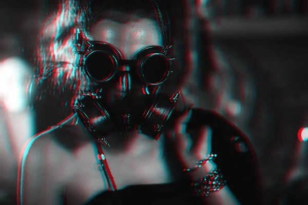 Flicka i en cyberpunk kostym med glasögon och en gasmask cosplays en karaktär av en framtida cyborg dataspel — Stockfoto