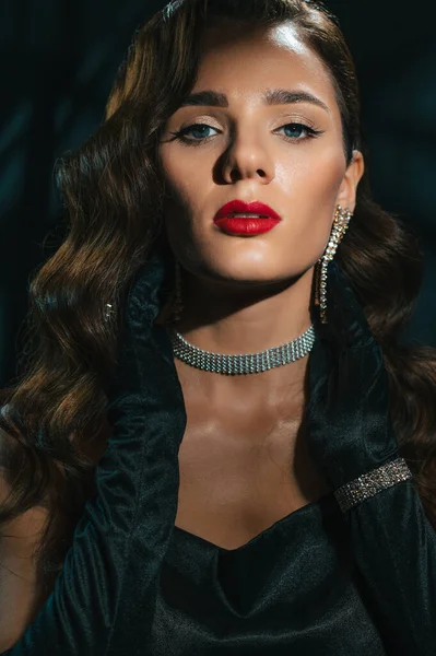 Hollywood nostaljisi olan genç bir kadının portresi. Saç stili ve makyajı olan güzel bir esmer kız.