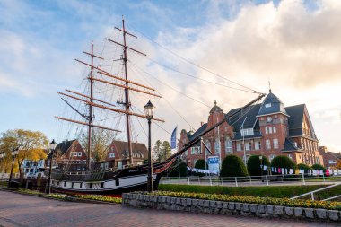 Papenburg 'daki belediye binasının önündeki kanalda Brigantine.