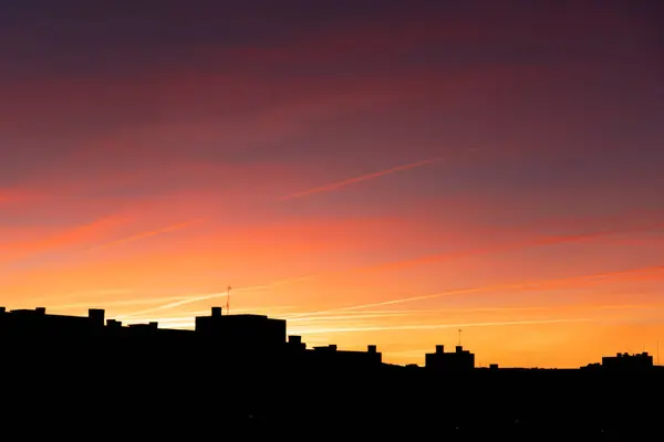 Cielo naranja con silueta de edificios residenciales en una ciudad europea —  Fotos de Stock