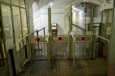Madrid 'deki Eski Chamberi metro istasyonundan çıkış.