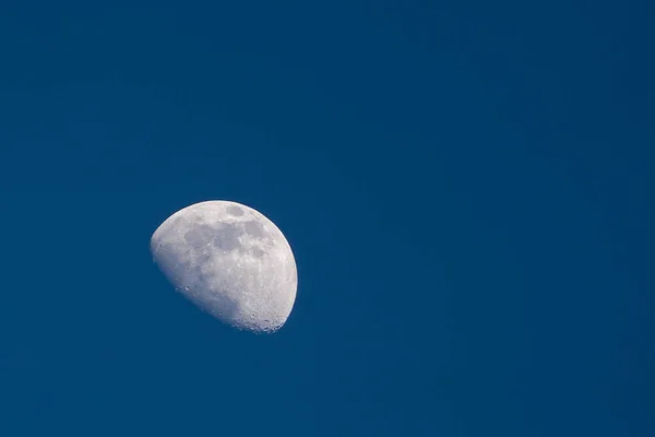 Convex waning moon over blue sky — Stock Photo, Image