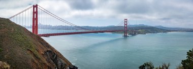 Bulutlu bir günde San Franciscos Golden Gate Köprüsü 'nün panoramik manzarası