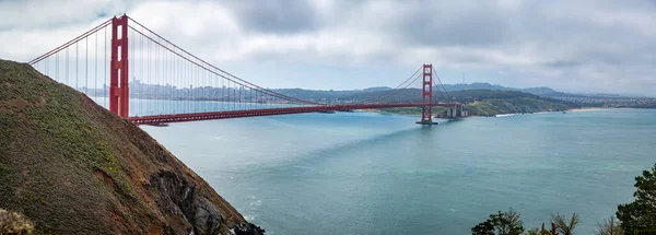 Vista Panoramica San Franciscos Golden Gate Bridge Una Giornata Nuvolosa — Foto Stock