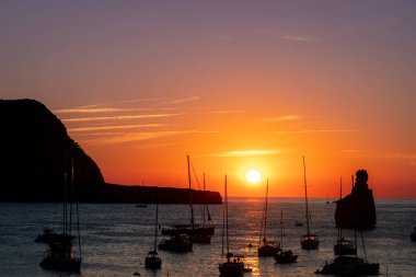 Cala Benirras 'ta demir atmış teknelerle gün batımı