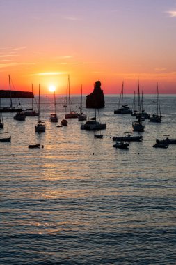 Cala Benirras 'ta demir atmış teknelerle gün batımı