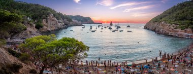 Cala Benirras 'ta günbatımının panoramik görüntüsü