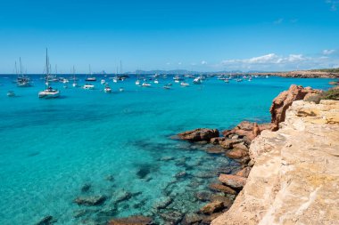Akdeniz 'e demir atmış yelkenlilerle Cala Saona' nın panoramik manzarası